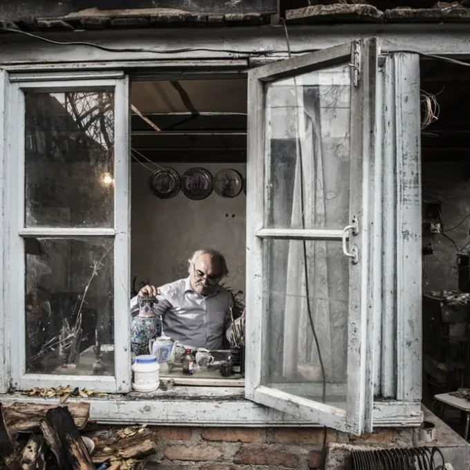 Pəncərə Arxasında Bir Dünya